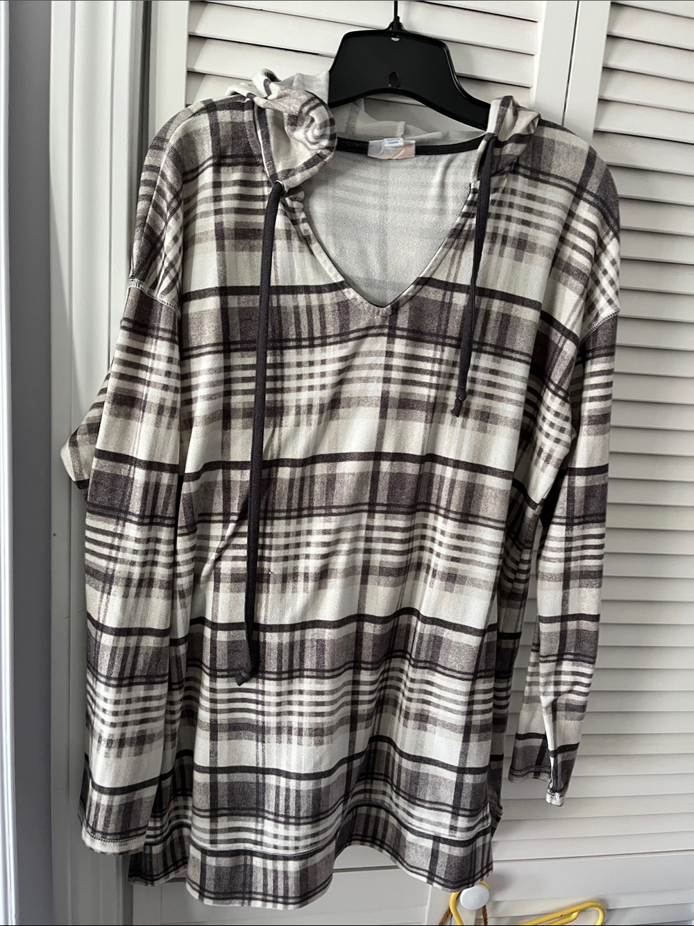 LuLaRoe Plaid V-Neck Hooded Tunic in Ivory and Charcoal